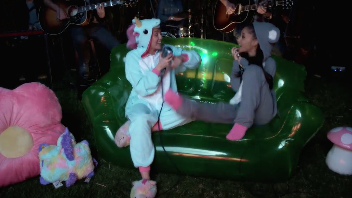 Vid ett ögonblick håller stjärnorna på att ramla ur soffan då Miley flirtar med Ariana. 